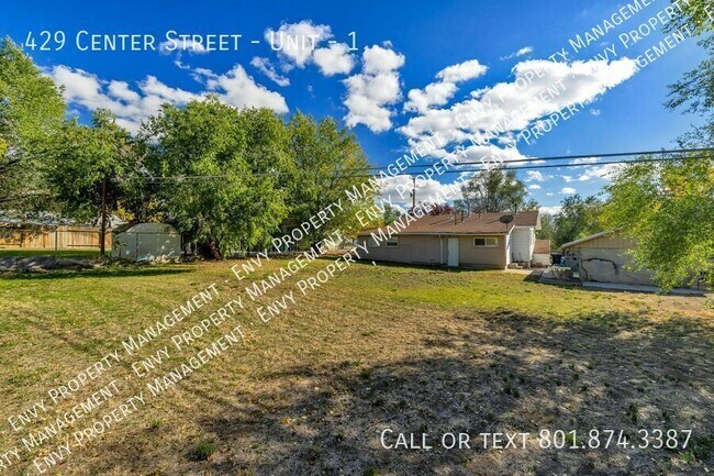 Building Photo - 429 Center St