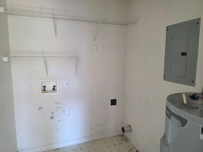 Building Photo - 2 Bedroom 1 Bath Upstairs Unit