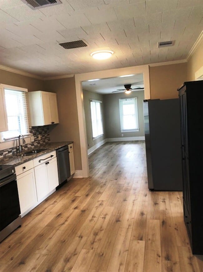 Building Photo - 3022 School St