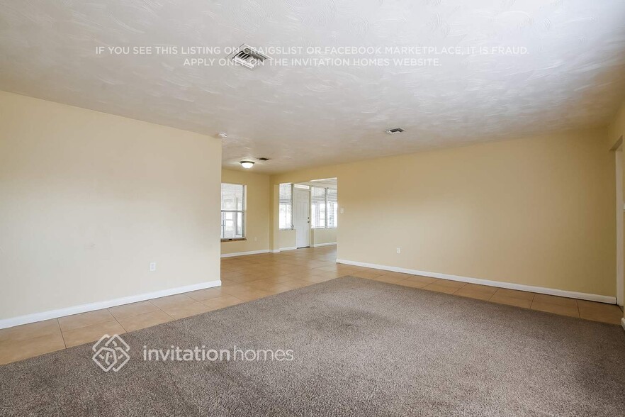 Building Photo - 411 W Charlotte Ave