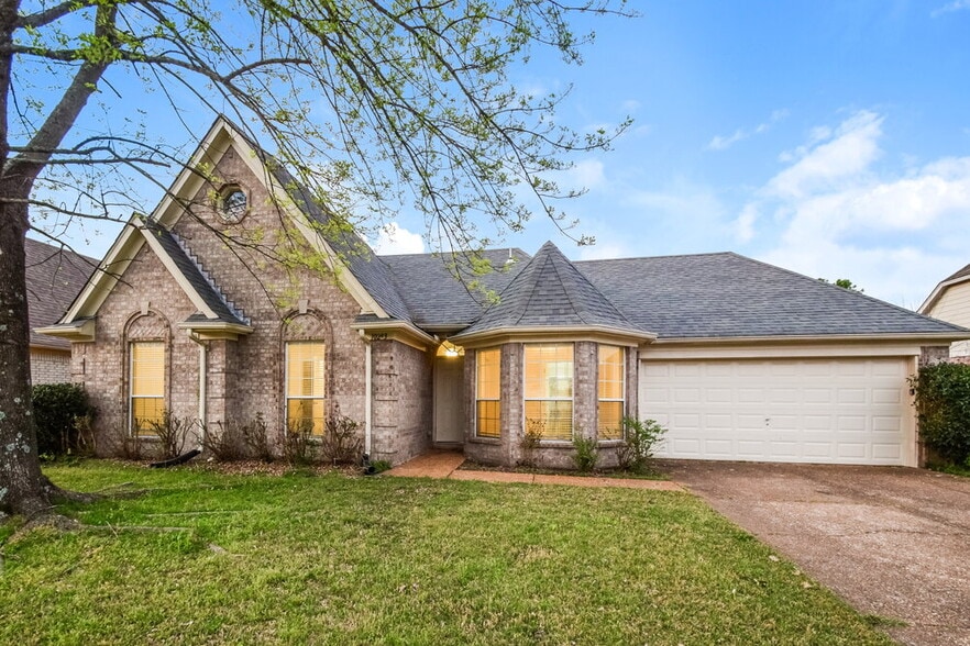 Building Photo - 10283 Green Moss Dr N