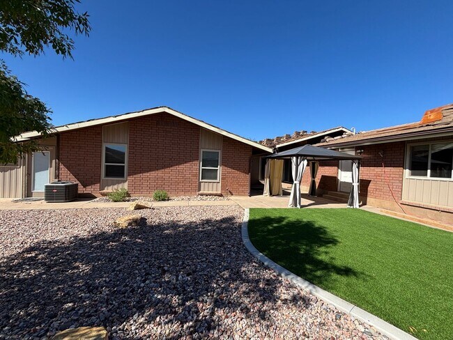 Building Photo - SPACIOUS REMODELED HOME FOR RENT!