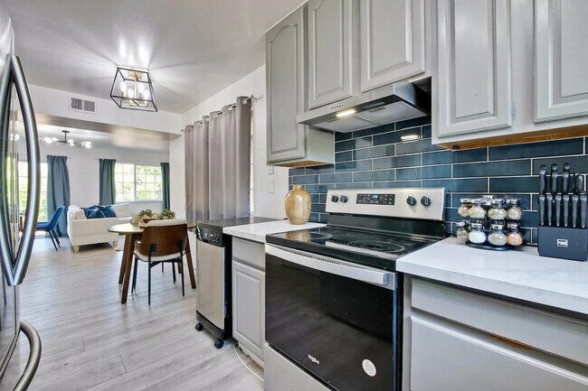 Building Photo - 4000 Rhoda Dr
