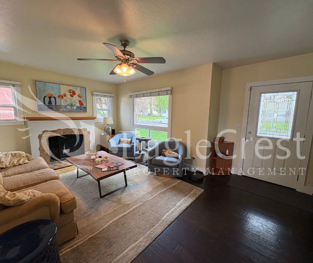 Building Photo - Spacious 3BR/2BA Home with Additional Living Space & Entertainer’s Backyard