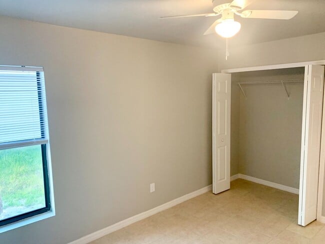 Building Photo - Like New DUPLEX 3 bedroom, 2 bath, 1 car g...