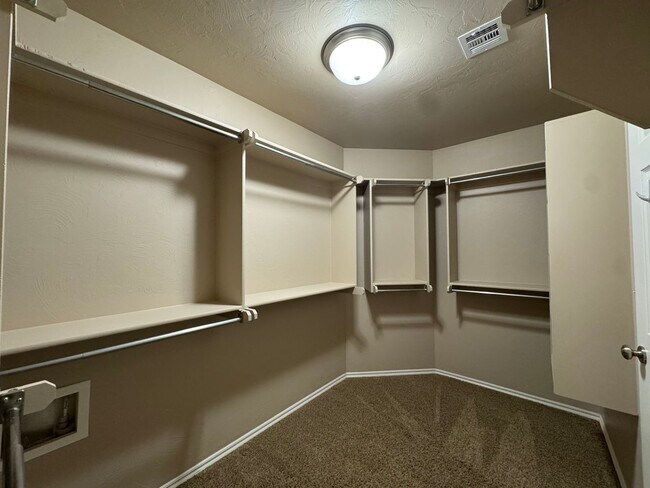 Building Photo - Spacious Home + North Edmond + 3 bedrooms + Study + Edmond Schools + Storm Shelter