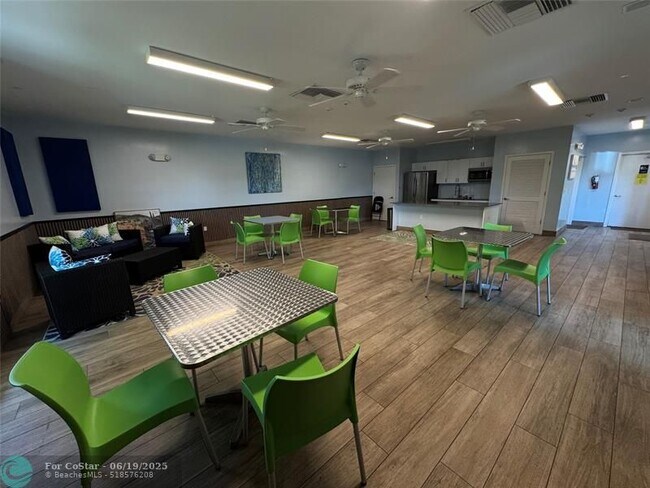 Building Photo - 3200 N Palm Aire Dr