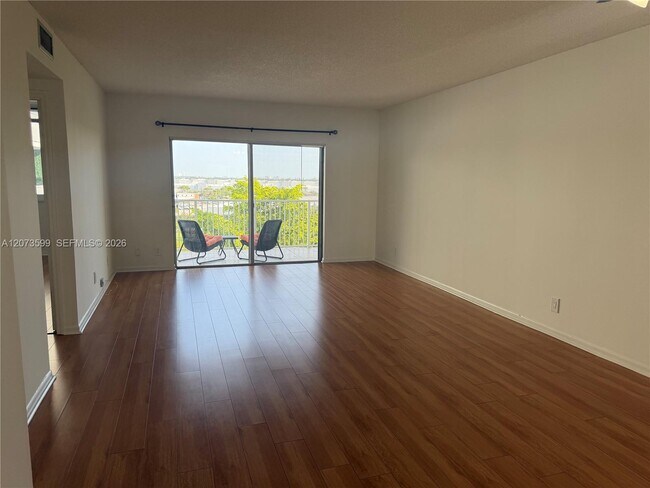 Building Photo - 4200 Hillcrest Dr