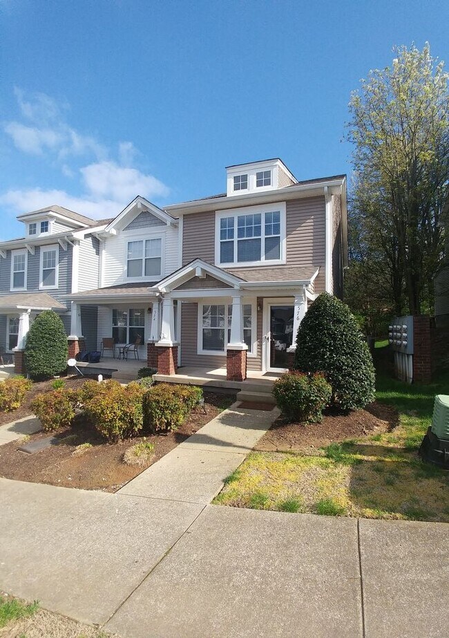 Nashboro Village townhouse w/ Community Pool. 576 Flintlock Ct