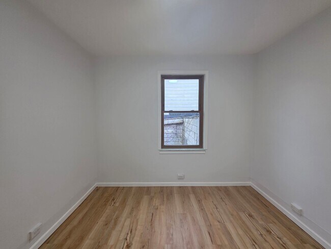 Building Photo - 131 Bausman St