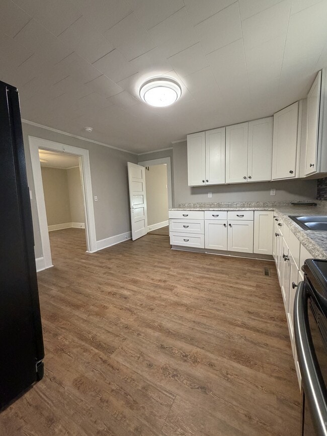 Building Photo - 140 Dillon St