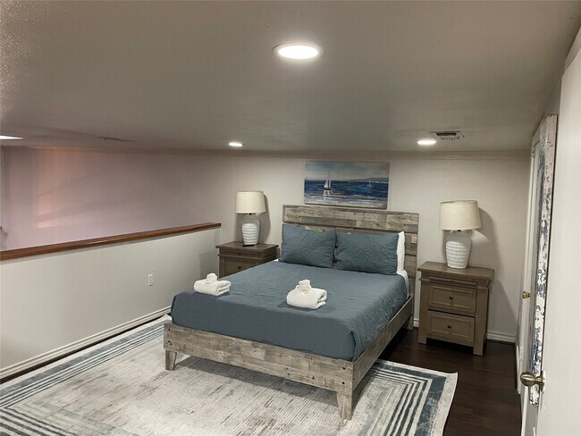 Building Photo - 2118 The Strand