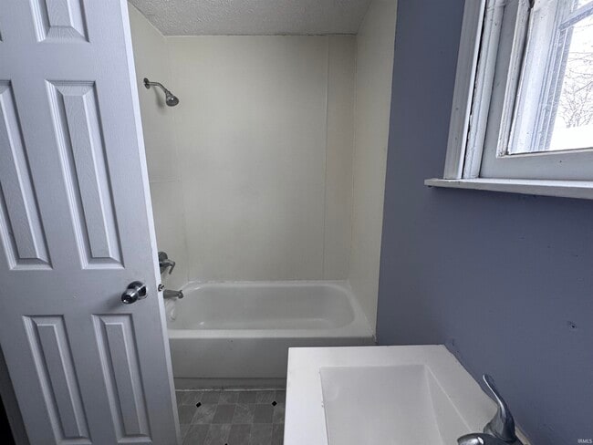 Building Photo - 1613 W 15th St