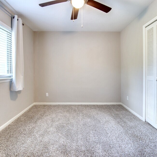 Building Photo - 1520 Sunnybrook Dr