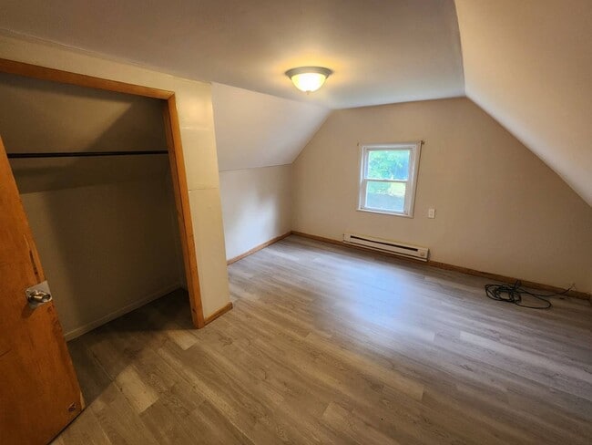 Building Photo - Charming 3-Bedroom Property in Prime Location