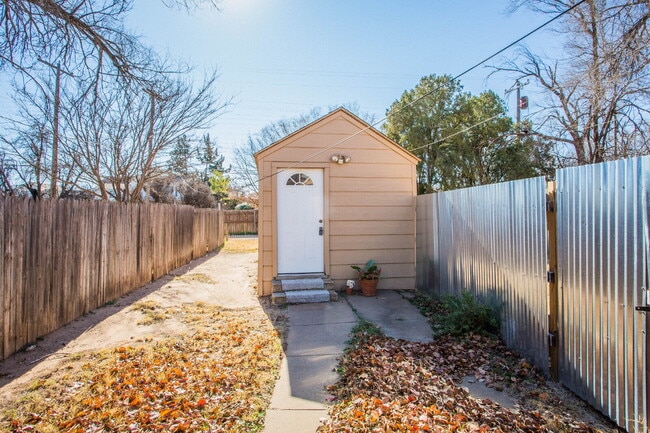 Building Photo - Lovely Rear Unit with a Yard!