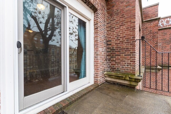 Building Photo - 168 Allston St