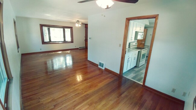 Building Photo - Beautiful Spacious 3 Bedroom 1.5 Bath Colo...