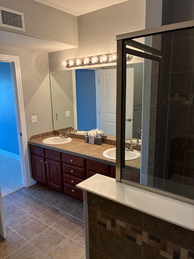 Building Photo - Beautiful Updated 2-Bedroom, 2 Full Bathroom Mid-Rise Condo Available ASAP!