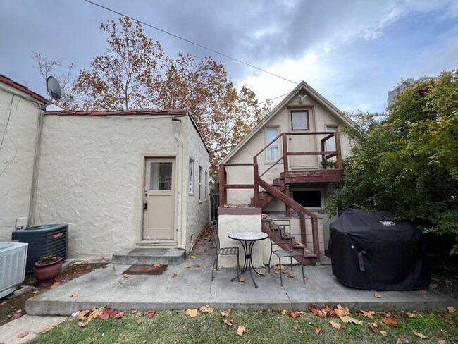 Building Photo - Downtown 2BD/1BA Duplex Unit - Available 1...