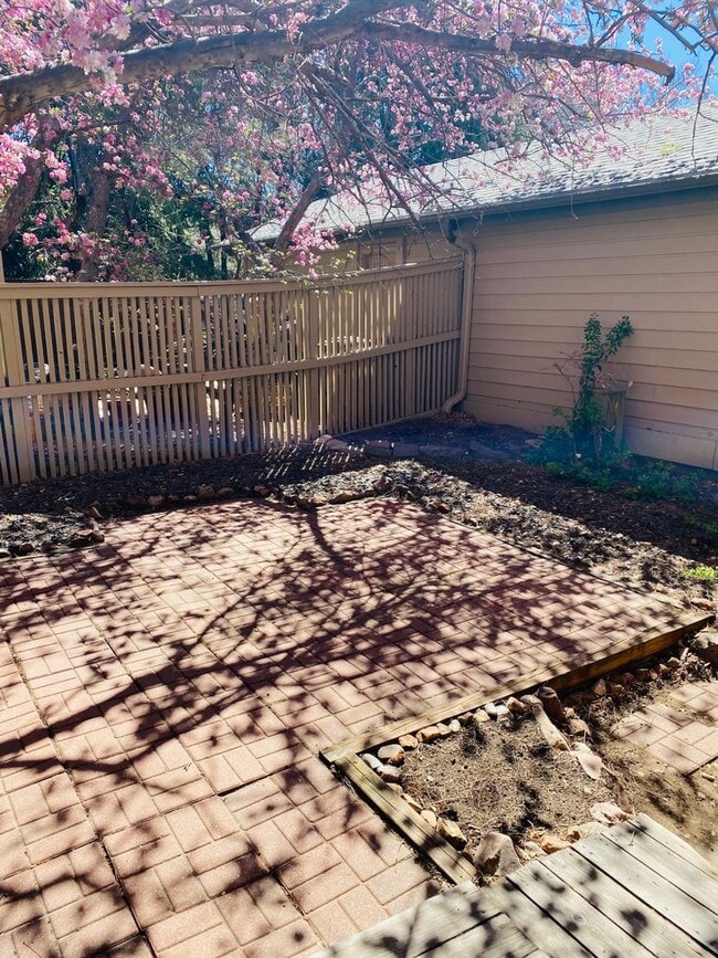 Building Photo - Sunlit and Stylish 3 Bedroom Townhouse by Wonderland Lake