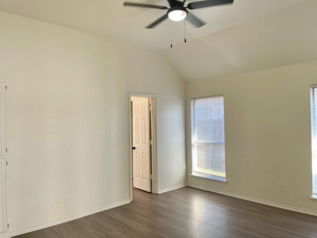 Building Photo - Updated home in Burleson