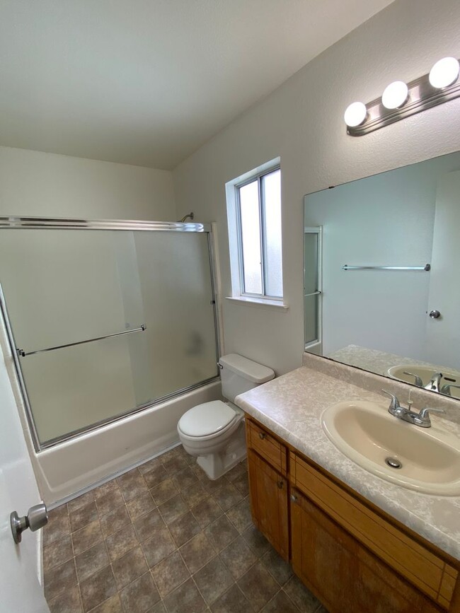 Building Photo - Charming 3 Bed/2.5 Bath on Packwood coming...