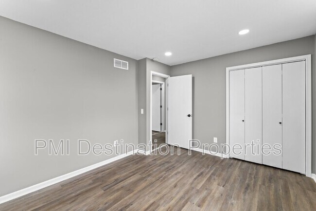 Building Photo - 2081 Willow Ln
