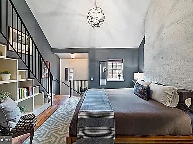 Third Floor Suite - 1245 Lombard St