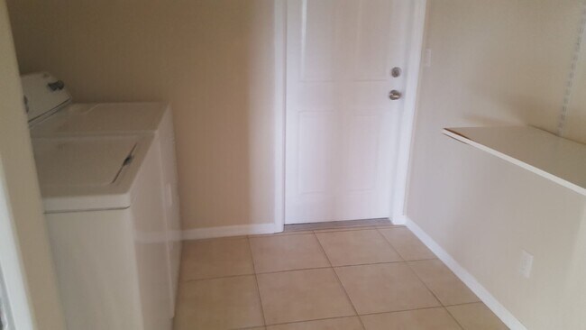 Building Photo - 1405 NE 5th Pl