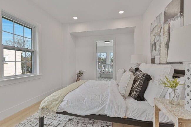 Building Photo - Spacious Fully Renovated Tudor Duplex w/ 3...