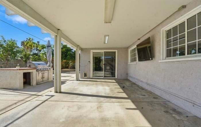 Building Photo - 10380 Hole Ave