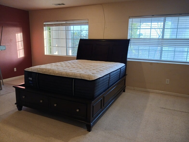 Building Photo - 10072 Roseview Dr