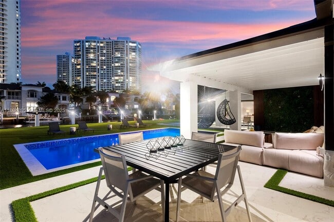 Building Photo - 207 Holiday Dr