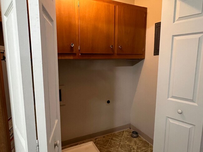 Building Photo - Well-Maintained 3 Bed / 2 Bath near Mercy Hospital