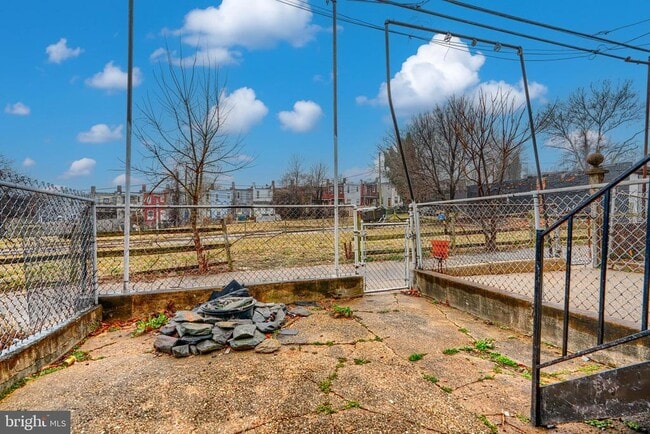 Building Photo - 2533 W Lombard St