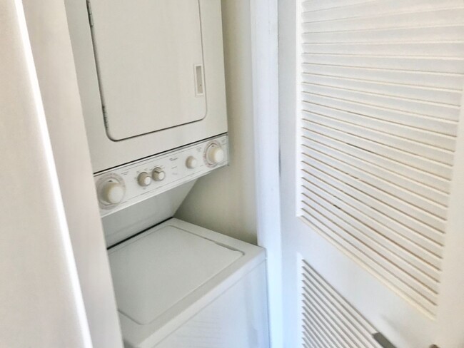 Building Photo - HIP 1BR/1BA Mission MODERN!  Laundry in Un...