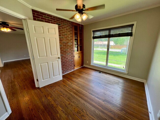 Building Photo - 3BR 1.5BA, All Brick Ranch Home *Fenced Backyard*