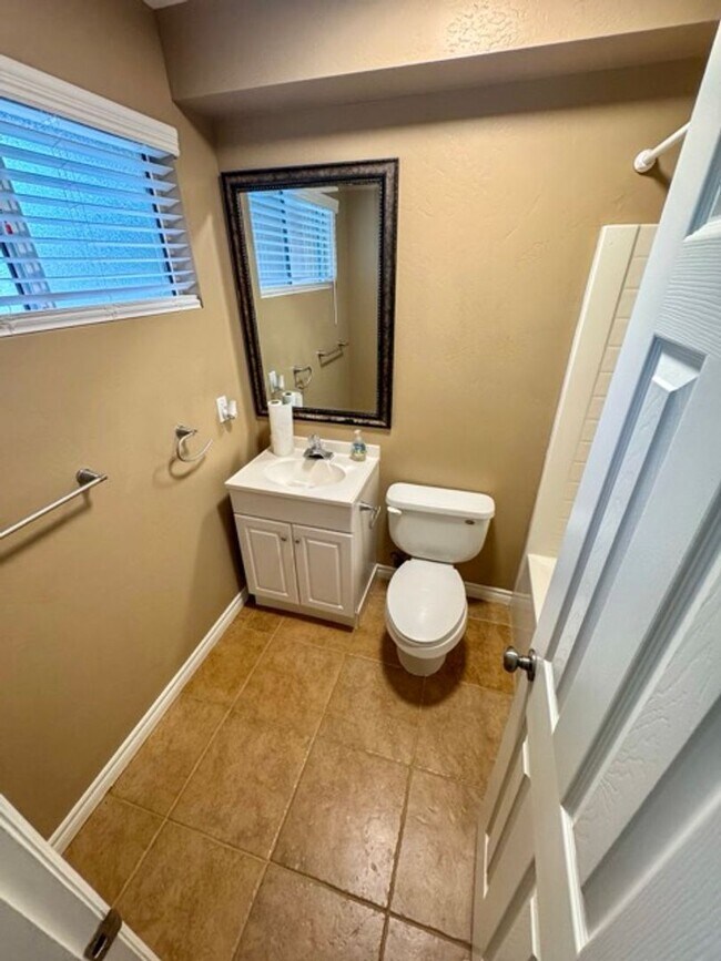 Building Photo - Charming 2 Bed 2 Bath Duplex Home on Large...