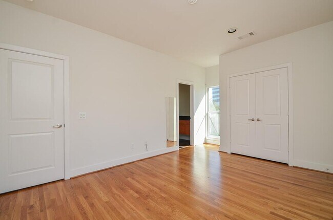 Building Photo - Stylish Corner Townhome Steps from Parks, Dining & Shopping