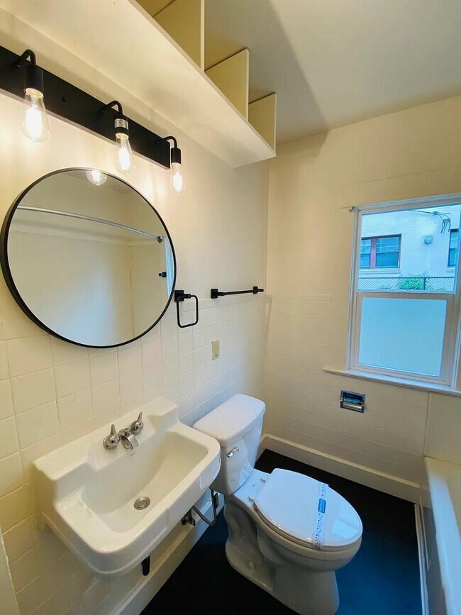 Building Photo - 830 SE Belmont St