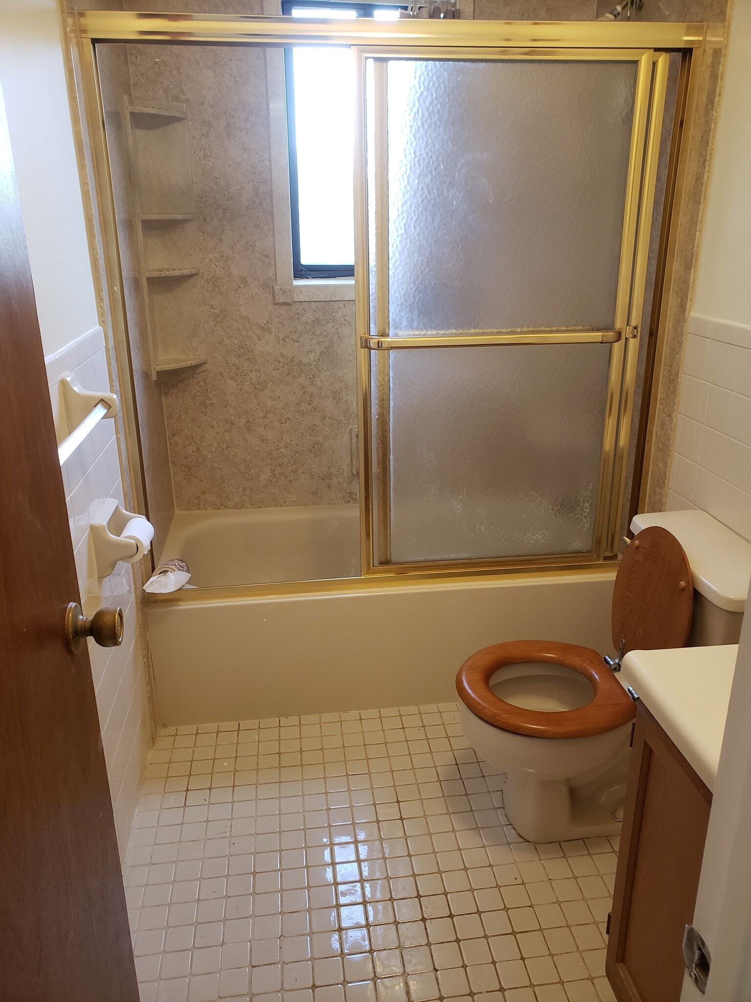 Bathroom - Picture 1 - 3716 Birchwood Ct