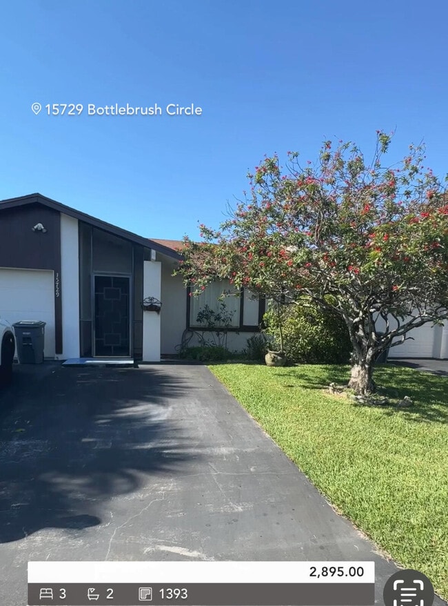 Primary Photo - 15729 Bottlebrush Cir