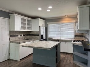 Building Photo - Kona Kai 2 Bedroom / 1 Bath Apartment