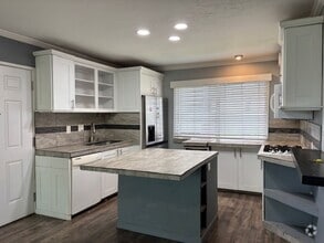 Building Photo - Kona Kai 2 Bedroom / 1 Bath Apartment