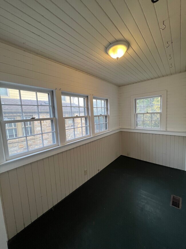 Building Photo - 815 W Johnson St