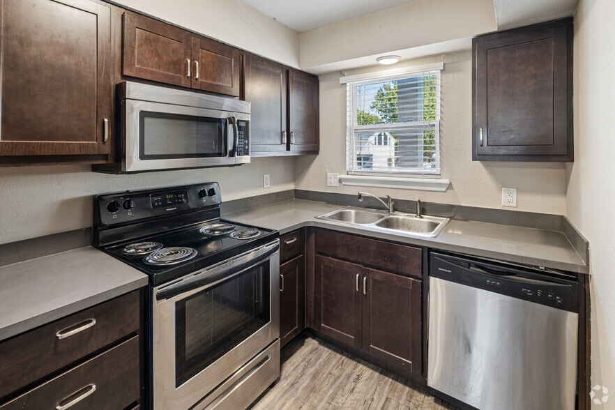 3BR, 2.5BA - 1,350SF - Kitchen - Charleston Apartments