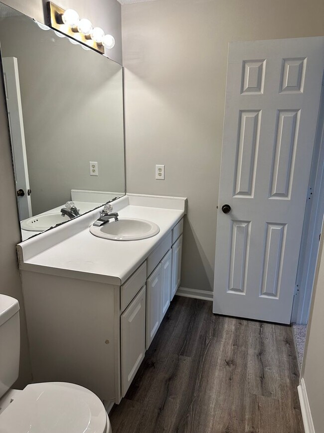 Building Photo - Freshly renovated 2BR 2.5BA Townhome