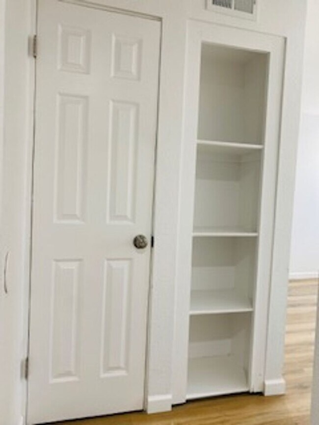 Building Photo - 4 bed 3, bath with connected guest house