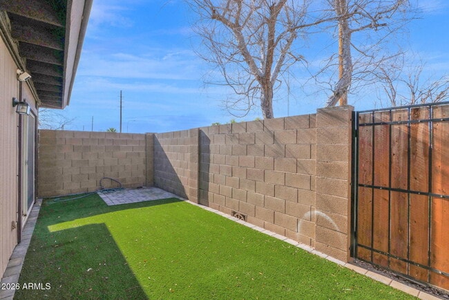 Building Photo - 1808 E Center Ln